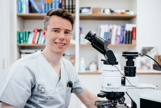 CentroDerm Histologie mit Mikroskop