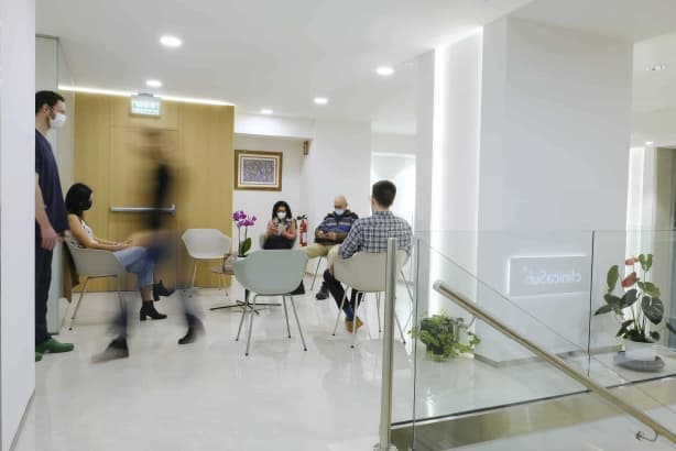 sala de espera de clínicaSuh con pacientes esperando y el dermatólogo en un lateral