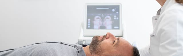 Dieses Bild zeigt einen Patienten während der Behandlung in den Praxisräumen.