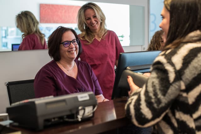 Foto%202%20Rezeption%20mit%20Patient