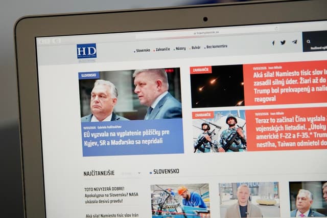 Analýza 22-tisíc textov dezinfoscény: Kto sú autori, ktorí tvoria státisícové tržby?