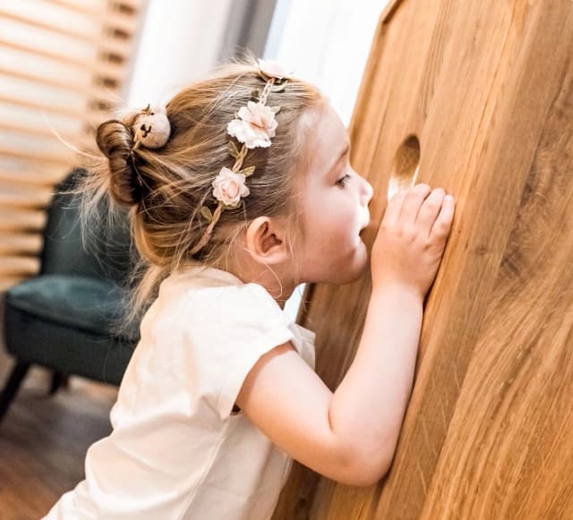 Neugieriges Kind entdeckt die Welt der Hautpflege bei KIDZ‑SKIN