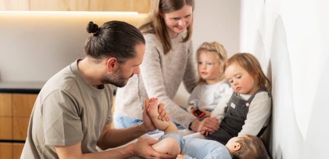 Pediatric dermatologist in Ulm examining a child’s skin