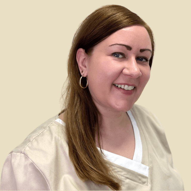 Frau in beigefarbener Kasack, lächelnd, in einem runden Rahmen vor neutralem Hintergrund.