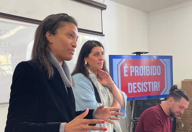 Entrega de certificados de participação em ações de formação dirigidas a membros de famílias que recebem apoios sociais