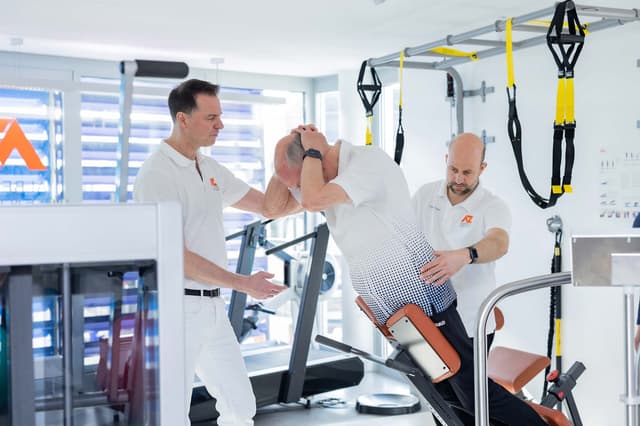 Patient führt Übungen im Rückenzentrum durch