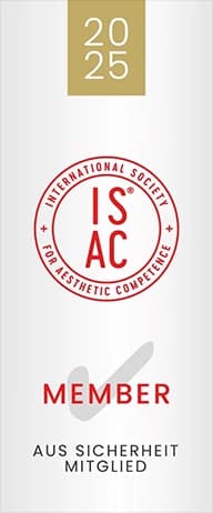 Logo und Mitglieds-Siegel der „International Society for Aesthetic Competence“ (ISAC) für das Jahr 2025, mit rotem Kreislogo, Schriftzug „Member“ und Zusatz „Aus Sicherheit Mitglied“