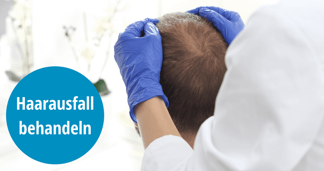 Dermatologe untersucht Kopfhaut des Patienten