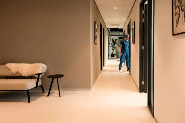 In de wachtkamer bij Esser Clinics in Gouda