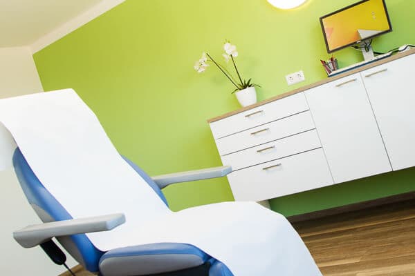 Ulm,Neu-Ilm,Hautarzt,Hautärzte,Dermatologie,Allergologie,Ambulante operative Eingriffe,Phototherapie,Kryotherapie,Lymphknotensonographie,Hautkrebsvorsorgeuntersuchung,Fotodokumentation,Fruchtsäurepeeling,Verödung von Besenreisern, Behandlung des übermäßigen Schwitzens mit Botulinumtoxin A (Botox),Ambulante operative Eingriffe,Dauerhafte Haarentfernung bei krankhaftem Haarwuchs,Lasertherapie bei störenden Hautveränderungen,Lasertherapie bei oberflächlich sichtbaren Gefäßveränderungen,Lichttherapie,Phlebologie,Photodynamische Therapie (PDT),Nagelpilzbehandlung mit Laser,Molekulare Diagnostik