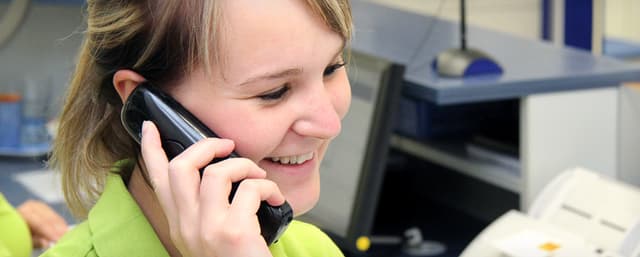 Mitarbeiterin am Telefon