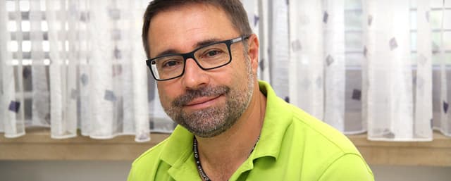 Dr. Christian Seidel im Sprechzimmer der Praxis