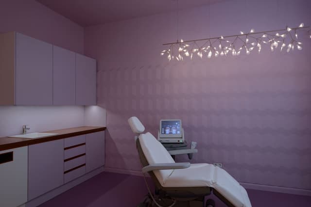 Privatpraxis Dr. Baum - Lila Behandlungszimmer