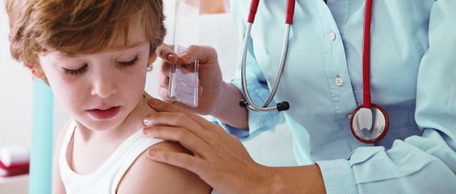 Das Bild zeit die Untersuchung eines Kindes in der Ordination von Doz. Dr. Sonja Radakovic in 1070 Wien