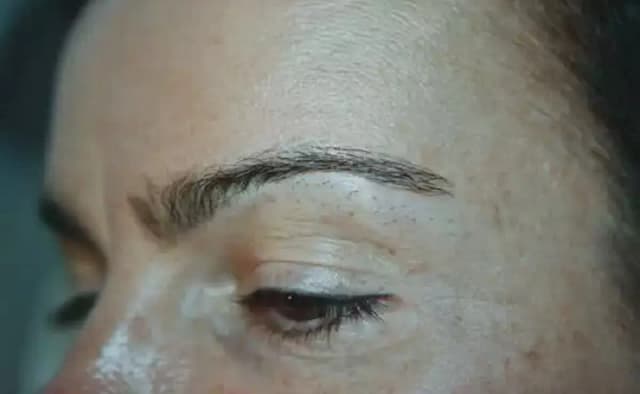 Ein Gesicht, nach dem Augenbrauen-Forming.