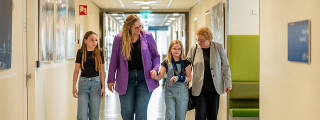 Patient met gebroken arm en naaste in gang