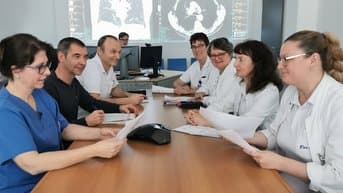Ärzt:innen des SRH Wald-Klinikums Gera beraten die beste Behandlungsstrategie für den Patienten im Tumorboard.