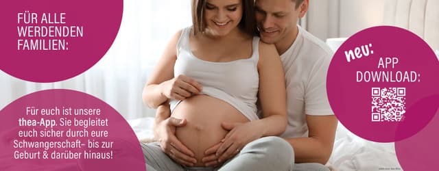 Schwangere und ihr hinter ihr sitzender Partner betrachten den Babybauch, brombeerfarbene Kreise mit der Aufschrift: Für alle werdenden Familien, für euch ist unsere thea-App. Sie begleitet euch durch eure Schwangerschaft – bis zur Geburt und darüber hinaus. QR-Code zum App-Download.