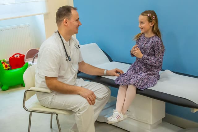 Lékař si povídá s dítětem