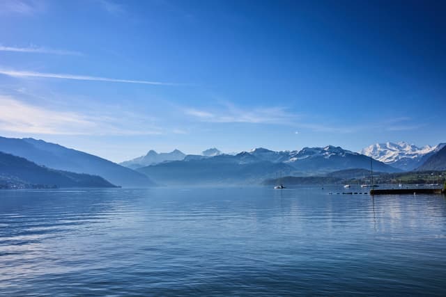 Panoramabild von Bergen und See