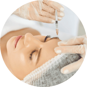 Frau liegt entspannt mit geschlossenen Augen in einer Hautarztpraxis, während ein Hautarzt Faltenunterspritzung mit Botox® an ihrer Stirn durchführt – Fokus auf professionelle ästhetische Behandlung in einer Hautarztpraxis für Dermatologie & Ästhetik in Leipzig.