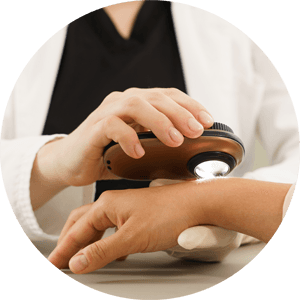 Hand eines Patienten, die mit einem Dermatoskop von einem Hautarzt im Rahmen der Hautkrebsvorsorge mit Unterstützung durch künstliche Intelligenz (KI) untersucht wird – Fokus auf Dermatologie, Hautdiagnostik, Hautkrebsvorsorge, Hautcheck und ästhetische Hautbehandlungen in einer Hautarztpraxis für Dermatologie & Ästhetik in Leipzig.