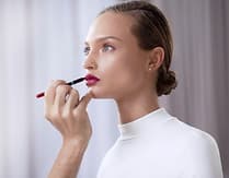 Modell Anwendung Lippenstift