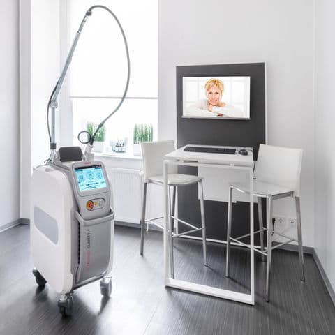 Medizinische Maschine und Bildschirm mit blondem Kind bei einer Behandlung Praxis.