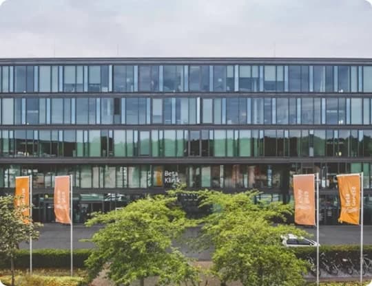 Frontale Aufnahme der Beta Klinik von außen.