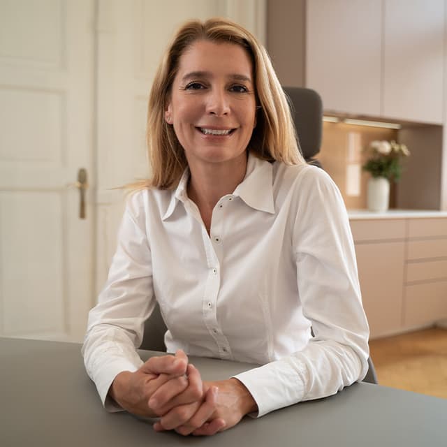 Dr. Sandrine Choudhry in den Räumen der Praxis Dermatologie am Neckar.