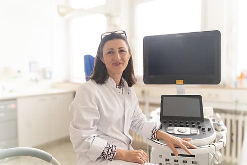 Nurgül Akyol im Untersuchungszimmer