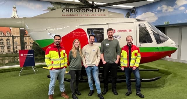 Eine Gruppe von Ärzten vor einem Rettungshelikopter.